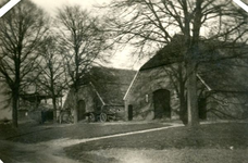 223-023 Halle-huis-boerderij. Saksische boerderij met de achterzijde naar de weg. De boerderij ligt hoger dan de weg