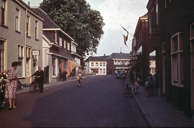 12-5-7 Links de kapperswinkel van Overgoor (vh Hafkenscheid), daarnaast manufacturier Stokman