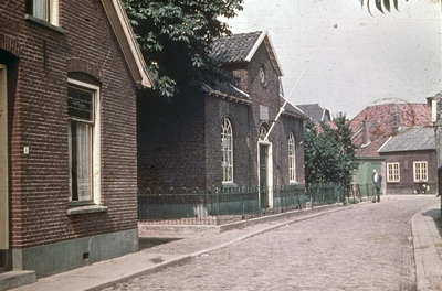 12-5-9 In het midden de voormalige bewaarschool (kleuterschool)
