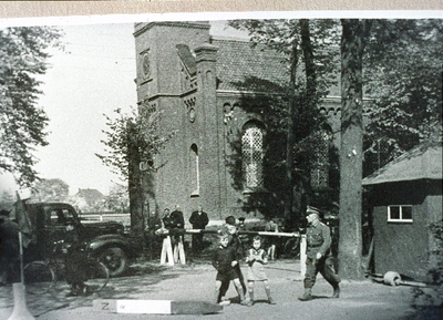 4-1-19 Het verplaatsen van de Duitse slagboom bij de Evangelisch Gereformeerde kerk