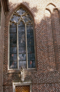4-4-7 Mariabeeld boven een kerkdeur van klooster Mariengarden/Gross Burlo