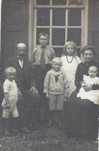 48-13 Het gezin van Gerrit Odink (geb. 1884, broer van Hendrik Odink), zijn vrouw Geertruida Stokkers (geb. 1889) met ...