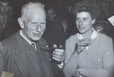 48-27 Hendrik Odink (geb. 2 april 1889, overl. 30 oktober 1973) en zijn dochter Petronella Helena (geb. 1934)