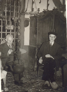 48-29 Links: Hendrik Odink (geb. 2 april 1889, overl. 30 oktober 1973) zittend bij het haardvuur van Erve Kots met B. ...