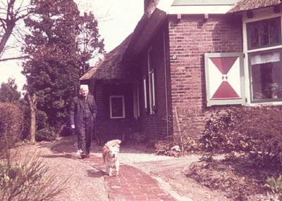 48-31 Hendrik Odink (geb. 2 april 1889, overl. 30 oktober 1973) met zijn hondje Teddy