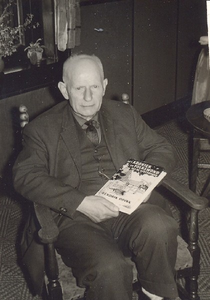 48-36 Hendrik Odink (geb. 2 april 1889, overl. 30 oktober 1973) met het boek Uit Kroniek en Volksmond van de Achterhoek ...