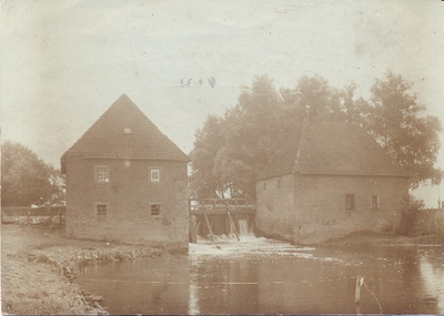 6-02 Mallemse Molen. De oliemolen (rechts) werd in 1918 afgebroken