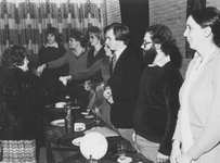 0626 Het bestuur van de Volleybalvereniging tijdens een receptie