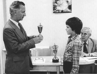 0628 Prijsuitreiking Aaltense schaakkampioenschappen. De voorzitter van de schaakclub reikt een beker uit aan de ...