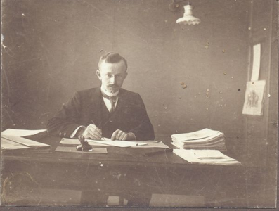 040 A.G. Heersink als klerk achter zijn bureau te Amsterdam. In dorso mei 1916 kamer 600 Amsterdam 