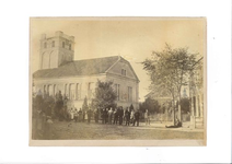 0189-842 Kerkgebouw van de hervormde gemeente zonder torenspits, gezien vanaf de met zwerfkeien geplaveide Grotestraat. ...