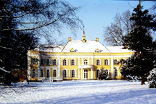 056 Huis Landfort in winters landschap, dia