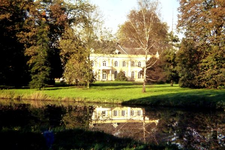 057 Huis Landfort met weerspiegeling in de gracht, dia