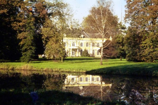 058 Huis Landfort, met weerspiegeling in de gracht, dia