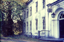 160 Huis Landfort, deel noord-gevel, met Plataan bij de noord-oost hoek van het huis, rechts de hoofdingang met lantaarn, dia