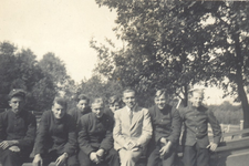 02 Groep van zeven pupillen (in uniform) van het Rijks Opvoedingsgesticht (R.O.G.) 'de Kruisberg' te Doetinchem met ...