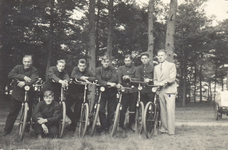 04 Groep van zeven pupillen (in uniform) van het Rijks Opvoedingsgesticht (R.O.G.) 'de Kruisberg' te Doetinchem. ...