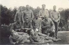 06 Groep van tien pupillen (in uniform) van het Rijks Opvoedingsgesticht (R.O.G.) te Doetinchem, poserend in een tuin ...