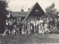 12 Klassefoto van het gymnasium te Doetinchem, poserend voor de jeugdherberg 'Wolkenland' bij Beek, voormalige gemeente Bergh