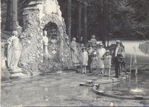20 Drie volwassenen en drie kinderen (allen met hoed) bij fonteinen in een beeldentuin 'de Bedriegertjes' te Rozendaal