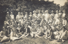 22 Groepsfoto van meisjes, leerlingen van de Huishoudschool Terborg