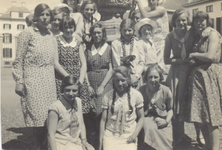 23 Groepsfoto van meisjes van de Huishoudschool Terborg, poserend op een plein