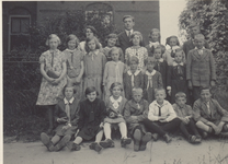 27 Groepsfoto Zondagsschool Wijnbergen, midden achter Johannes Hendrikus Renting, predikant, geb. 17.12.1911 te ...