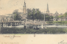0051 Gezicht op de stad vanaf de Oude IJssel. Links de Rooms Katholieke kerk, rechts de Nederlands Hervormde Catharinakerk