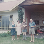 20-00186a De familie de Vos voor hun huis op het landgoed Groenlo, te Plettenbaai, Zuid Afrika