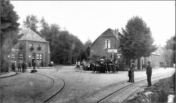 0129 De Driehoek met links en rechts afbuigende tramrails. Er staan groepjes mensen op de foto