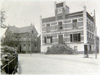 0141 Het gemeentehuis. Het hek links behoort bij de villa van Basten Batenburg