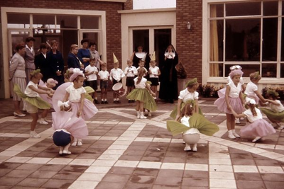 0546 Opening van de kleuterschool door kinderen die en spel opvoeren. De nonnen zijn onbekend. V.l.n.r. dochter Veldman ...
