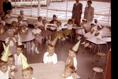 0547 Feestelijk geklede kinderen ter gelegenheid van de opening van de kleuterschool