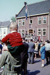 0589 Publieke belangstelling voor het gemeentehuis ter gelegenheid van de bevrijding door de gealieerden van de Duitse ...