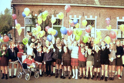1631 Kinderen met balonnen op straat