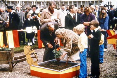2064 De jarige Koningin Juliana (70) plant een dahlia onder toezicht van J. Manschot