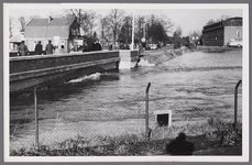 1540 Wateroverlast bij de brug Haaksbergseweg met op de achtergrond de oude textielfabriek