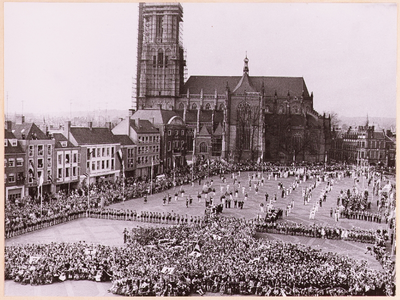 1571 Optreden schutterij St. Sebastiaan uit Zieuwent bij koninklijk bezoek te Arnhem ter gelegenheid van 25-jarig ...