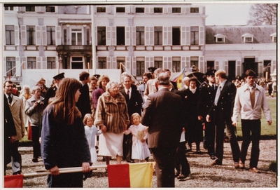 2603 Presentatie in tuin paleis Soestdijk ter gelegenheid van 70e verjaardag koningin Juliana
