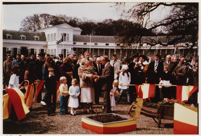 2606 Presentatie in tuin paleis Soestdijk ter gelegenheid van 70e verjaardag koningin Juliana