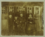 GRO001000009 Gedenkboek 25-jarig priesterfeest pastoor W. Verhoeks. Informatie bij de foto: De familie Lageschaar op ...