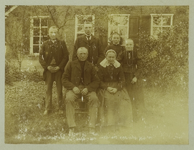 GRO001000010 Gedenkboek 25-jarig priesterfeest pastoor W. Verhoeks. Informatie bij de foto: De familie Harmelink-Klein ...