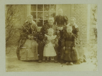 GRO001000016 Gedenkboek 25-jarig priesterfeest pastoor W. Verhoeks. Informatie bij de foto: De familie Tanck-Gebbink op ...