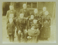 GRO001000019 Gedenkboek 25-jarig priesterfeest pastoor W. Verhoeks. Informatie bij de foto: De familie Overkamp-van ...