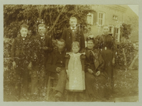 GRO001000023 Gedenkboek 25-jarig priesterfeest pastoor W. Verhoeks. Informatie bij de foto: Familie Witten. Volgens het ...