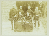 GRO001000024 Gedenkboek 25-jarig priesterfeest pastoor W. Verhoeks. Informatie bij de foto: Familie Bennink- Verwoold. ...