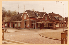 791 Straathoek met brood- en banketzaak V.d. Weer