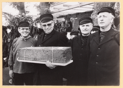 1439 Broodweging Muldersfluite. Leden van de boerendansgroep uit Zelhem tonen het zwaare brood