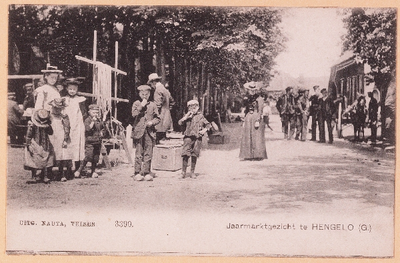 195 Jaarmarkt. De foto is circa 1905 genomen, bij de Nederlands Hervormde Kerk, waar destijds onder de bomen de markt ...