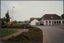 0965 Voormalig café-discotheek P8 aan de Varsseveldseweg gezien vanuit de Stationsweg
